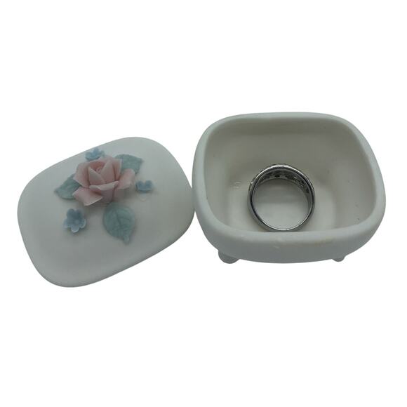 Vintage White Miniature Footed Porcelain Ring Trinket Box with Rose and Leaves - Picture 5 of 7